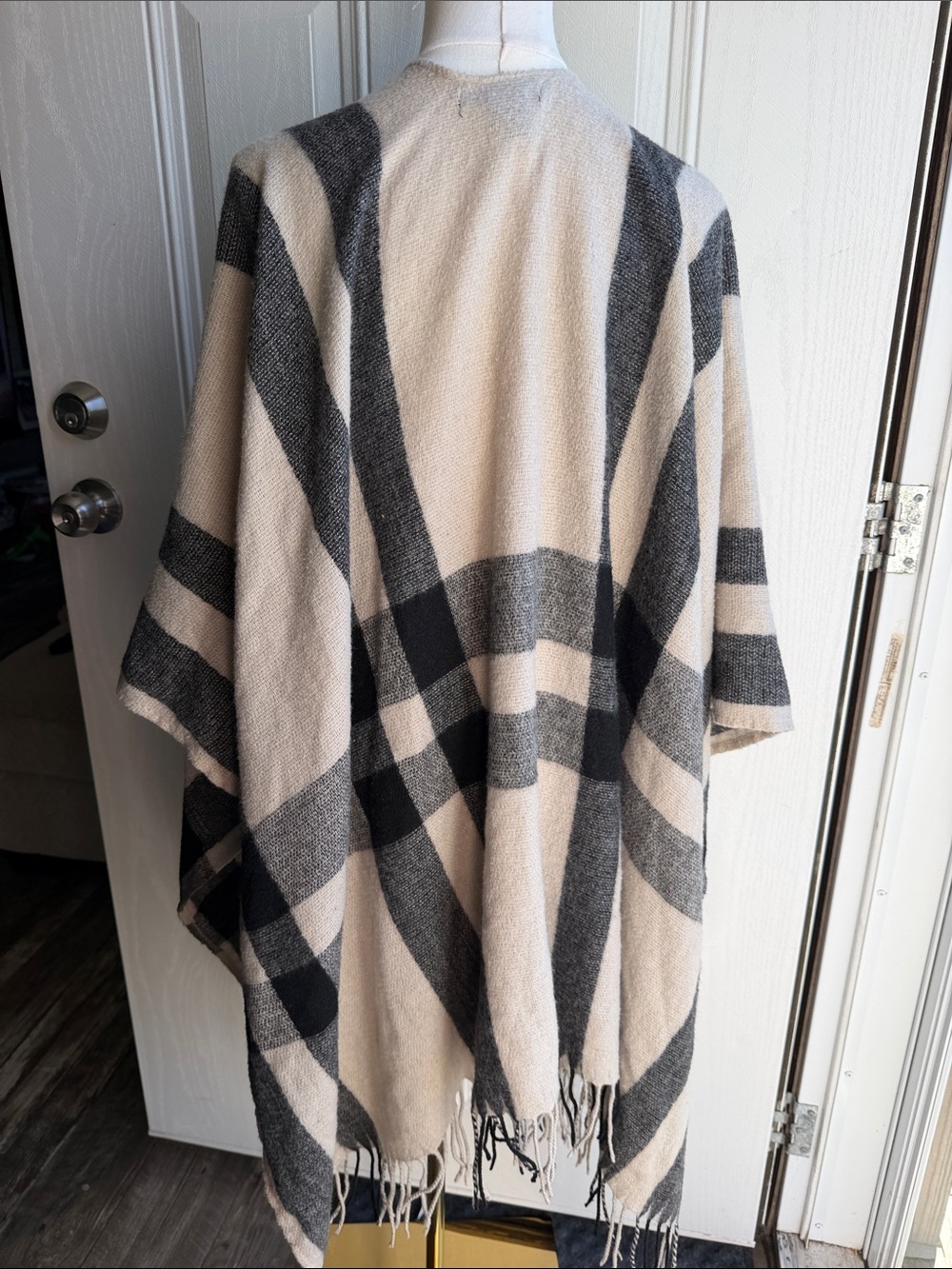 Banana Republic Classic Flowy Beige and Black Plaid Throw Winter Boho Fall Wrap - Picture 6 of 7